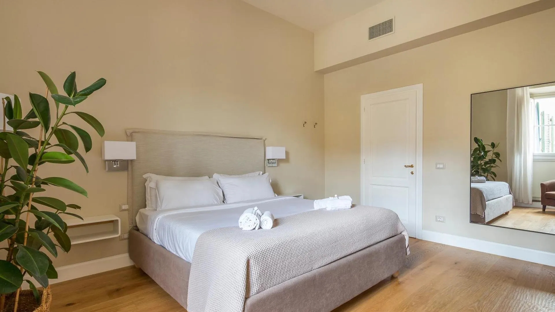 Lungarno Marvelous Apartment With Private Parking Florence